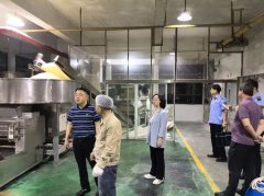 错时监管不打烊 深夜亮剑守食安